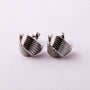 Aretes de Acero Inoxidable Plateado con Diseño de Dos Líneas Cruzadas - Helix Body Jewelry - Tienda Online de Piercings