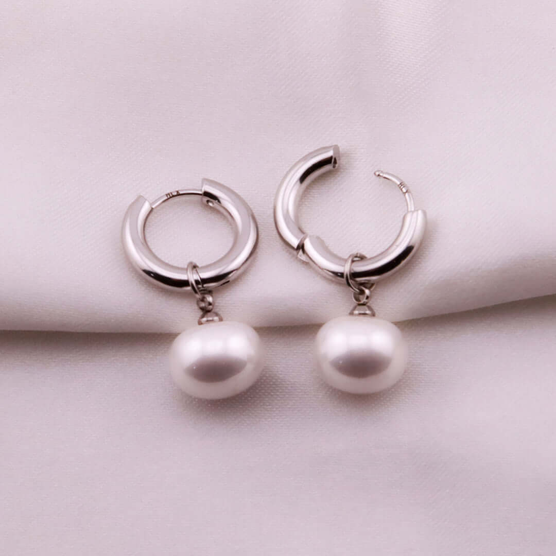 Aretes Tipo Candonga con Perla Elegante - Acero Inoxidable Dorado y Plateado - Helix Body Jewelry - Tienda Online de Piercings