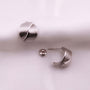 Aretes de Acero Inoxidable Plateado con Diseño de Dos Líneas Cruzadas - Helix Body Jewelry - Tienda Online de Piercings