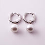 Aretes Tipo Candonga con Perla Elegante - Acero Inoxidable Dorado y Plateado - Helix Body Jewelry - Tienda Online de Piercings