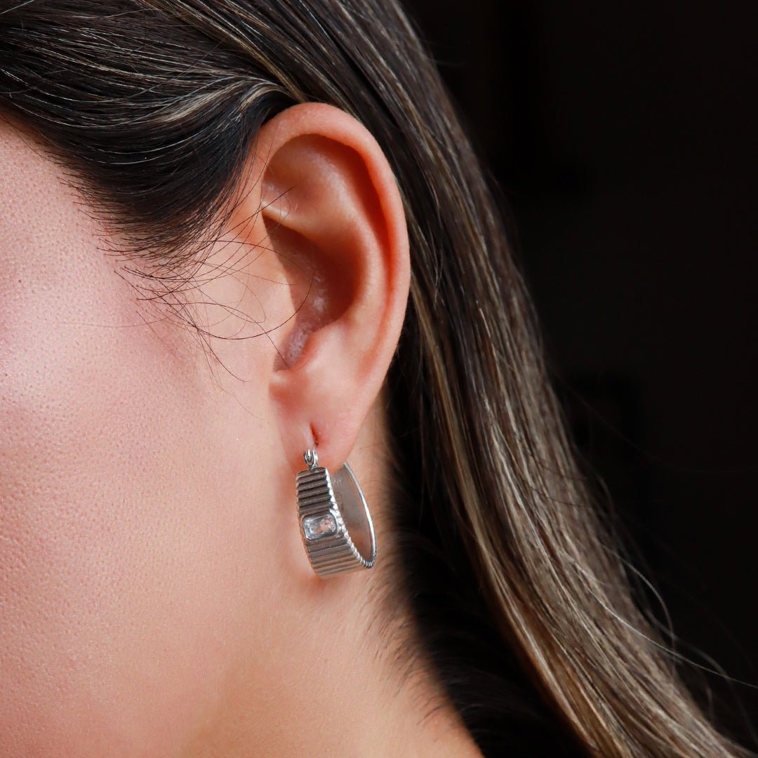 Aretes Tipo Candonga con Zircón Central - Dorado y Plateado - Helix Body Jewelry - Tienda Online de Piercings