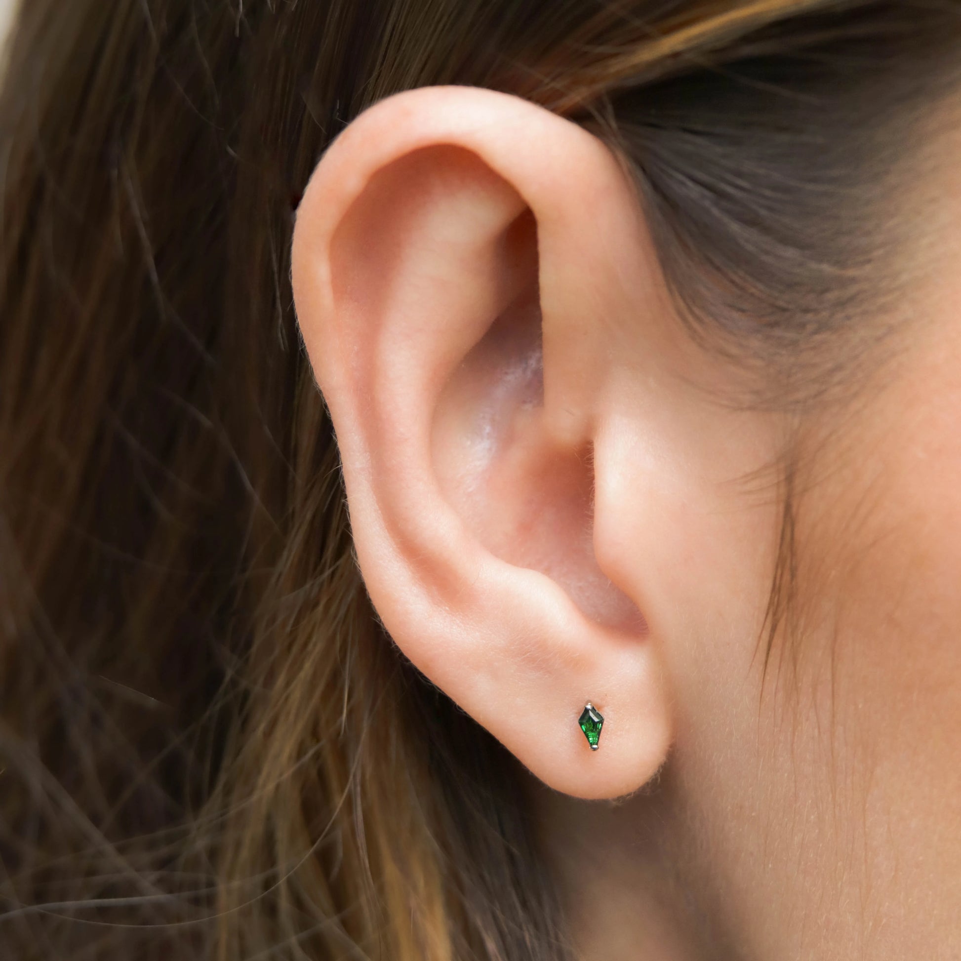 Labret Triángulo Verde en Titanio | Green Essence