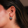 Aretes de Acero Inoxidable Plateado con Diseño de Dos Líneas Cruzadas - Helix Body Jewelry - Tienda Online de Piercings