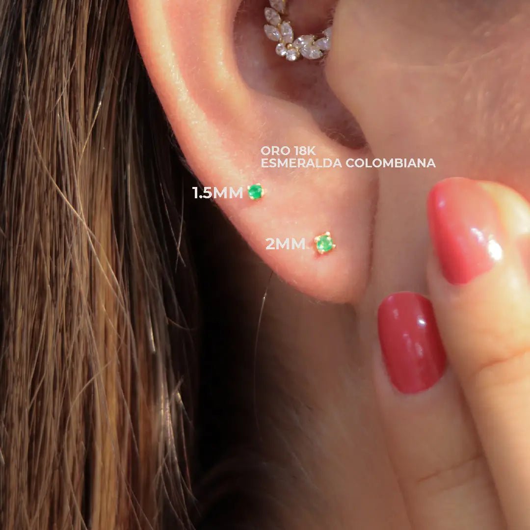 Aretes de Oro 18K con Esmeralda Colombiana – Diseño Exclusivo Helix "H" - Helix Body Jewelry - Tienda Online de Piercings