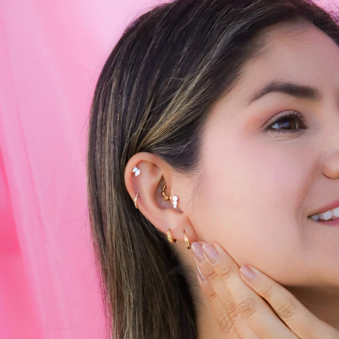 Arete en Titanio para oreja - Mila Dorado - Helix Body Jewelry - Tienda Online de Piercings
