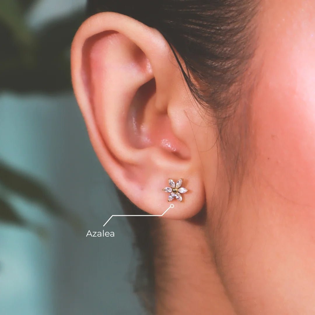 Labret Azalea Dorada Titanio – Flor con Zircones | Helix BJ - Helix Body Jewelry - Tienda Online de Piercings
