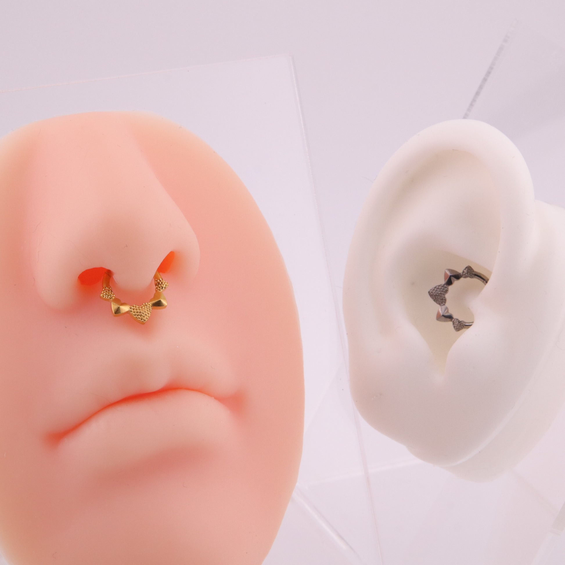 Aro frontal con apliques de corazón para Daith y Septum - Helix Body Jewelry - Tienda Online de Piercings