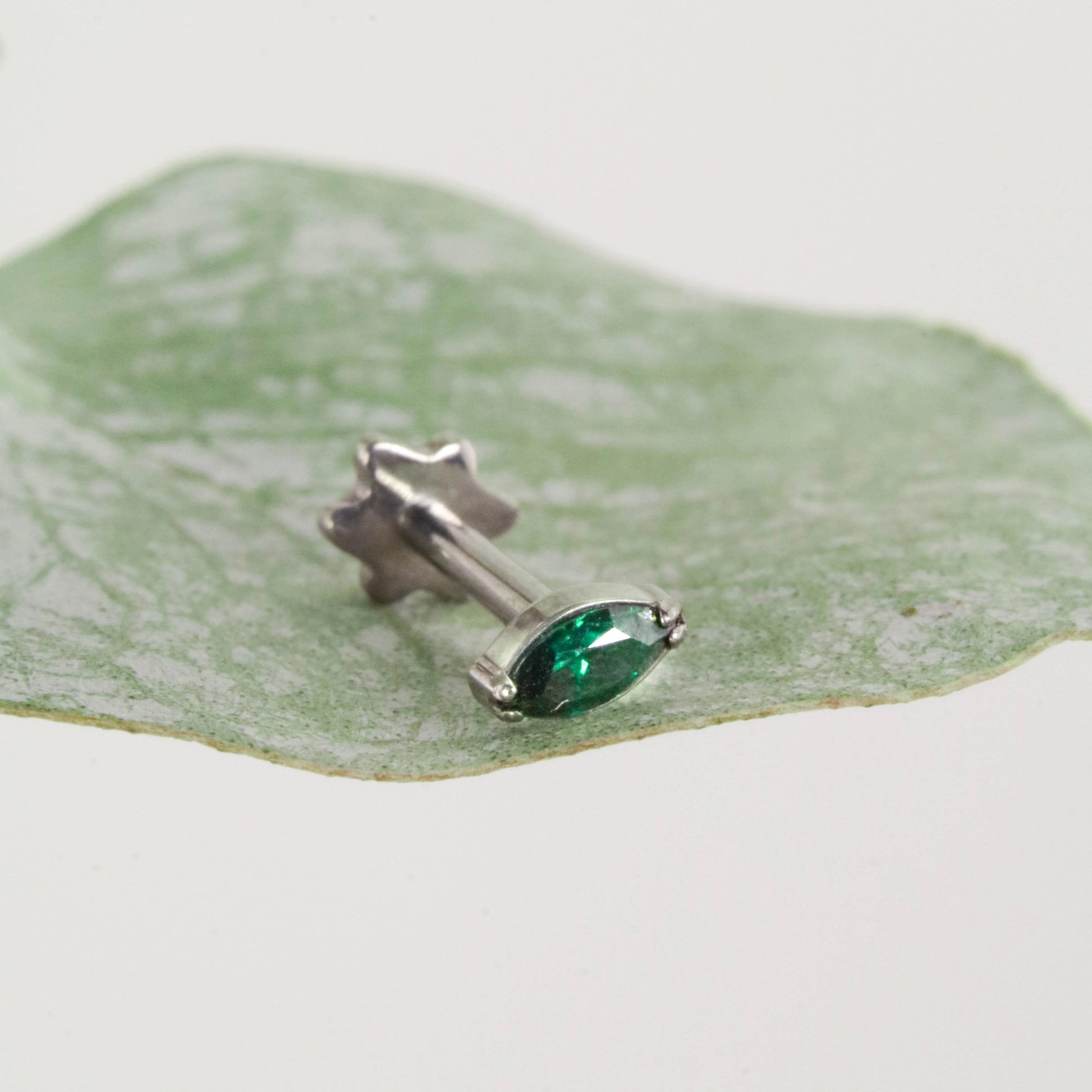 Labret Zafiro Verde · Titanio Grado Implante