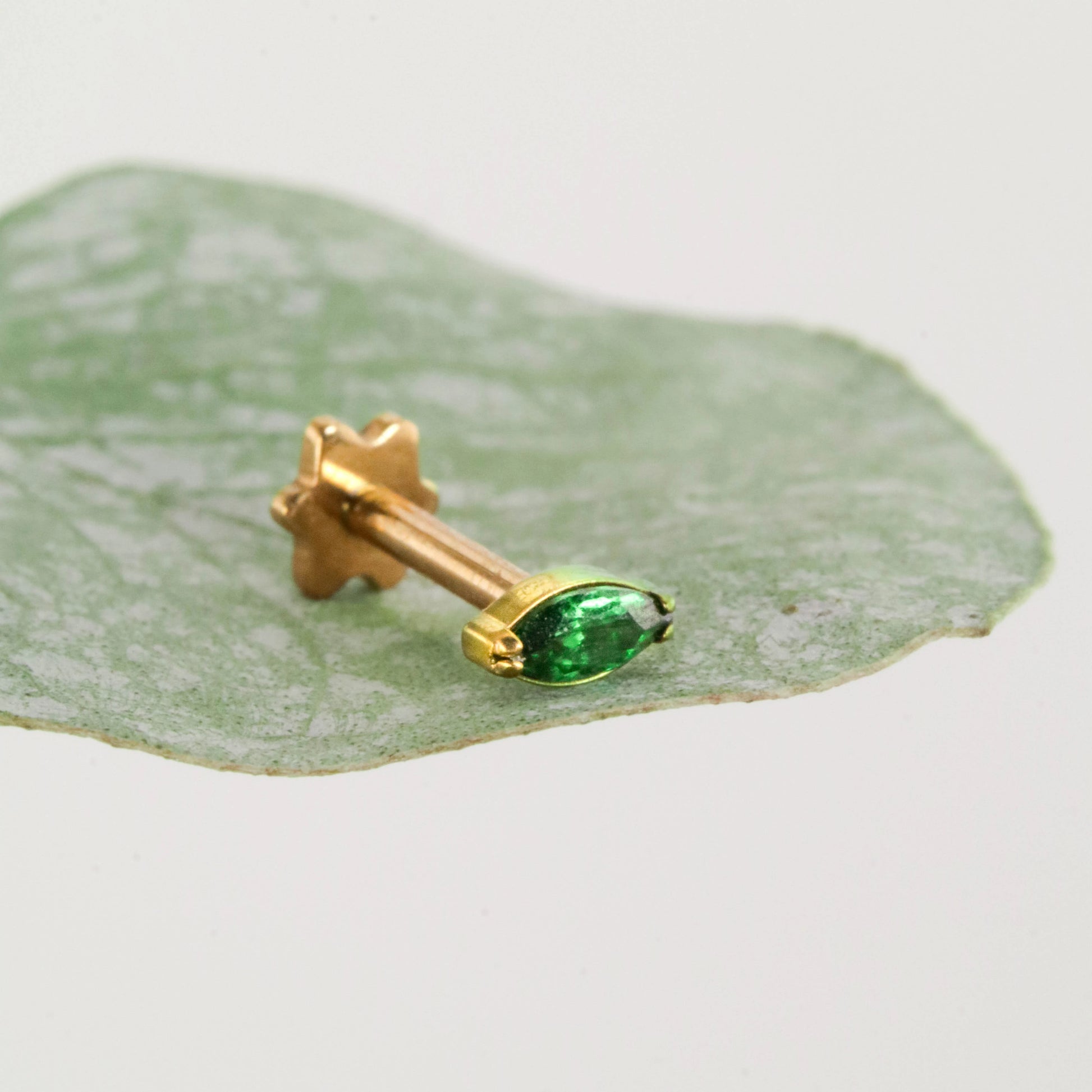 Labret Zafiro Verde · Titanio Grado Implante