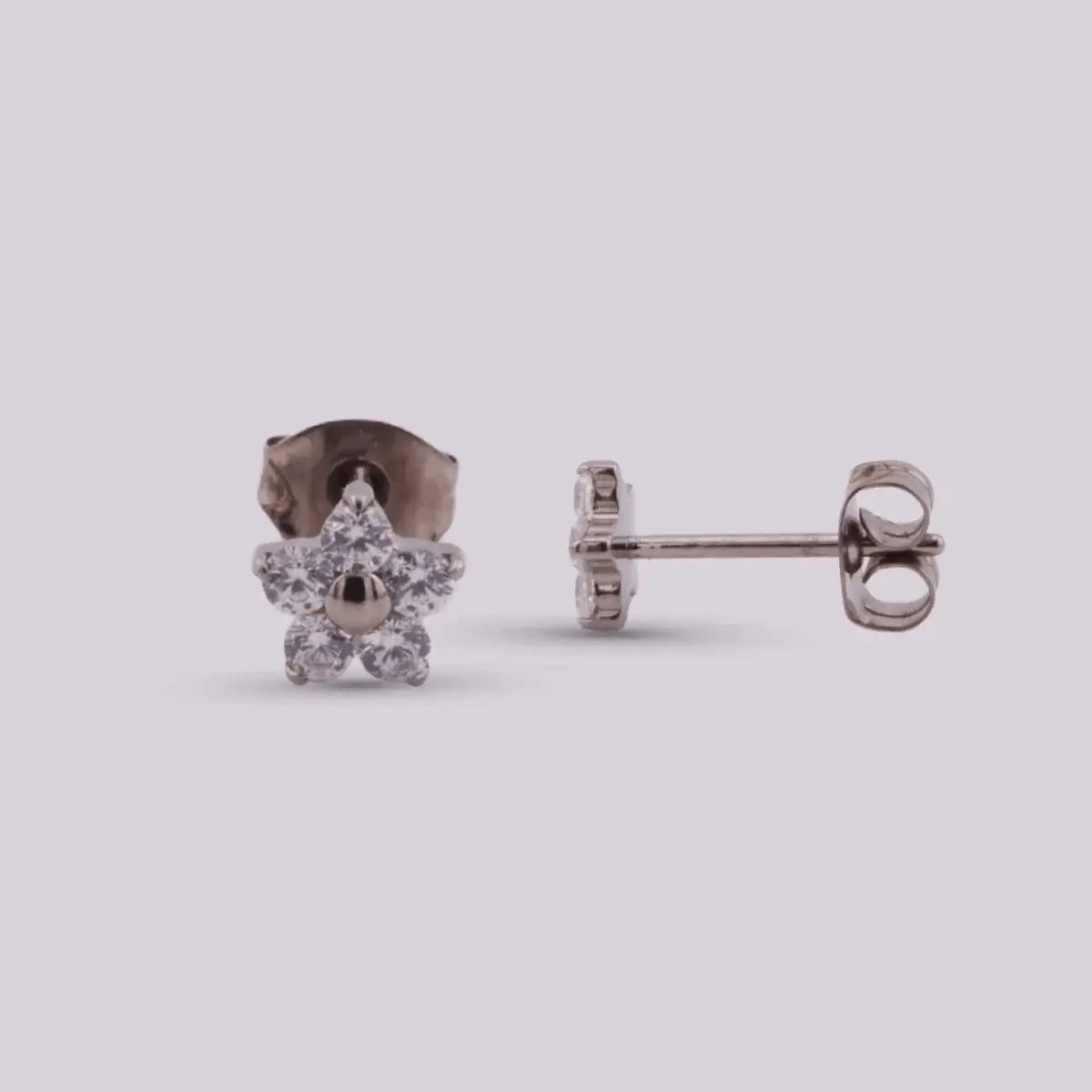 Arete topo con forma de flor Plateada - Helix Body Jewelry - Tienda Online de Piercings