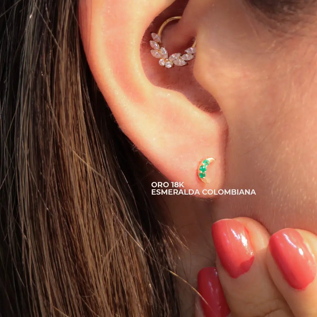 Arete de Oro 18K con Esmeralda – Luna Creciente | Joya de Lujo Helix - Helix Body Jewelry - Tienda Online de Piercings