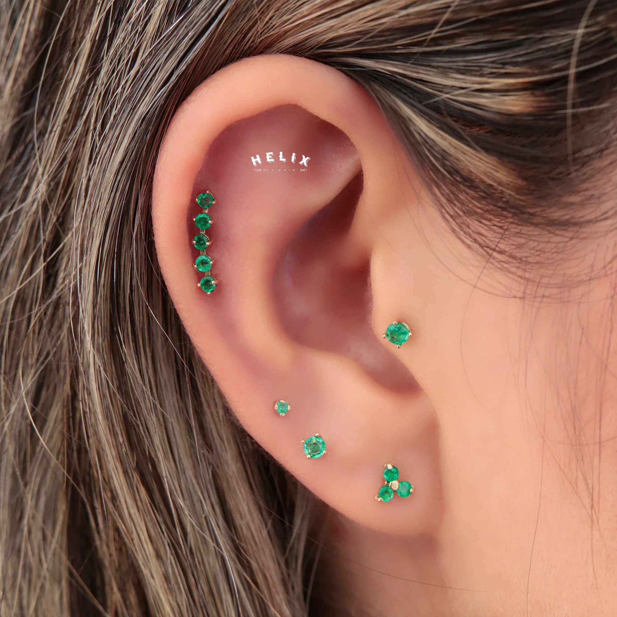 Pendiente con tres incrustaciones de esmeraldas colombianas. - Helix Body Jewelry - Tienda Online de Piercings