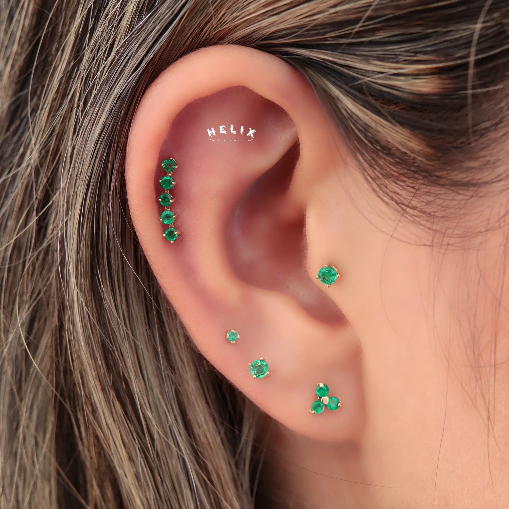 Pendiente con tres incrustaciones de esmeraldas colombianas. - Helix Body Jewelry - Tienda Online de Piercings