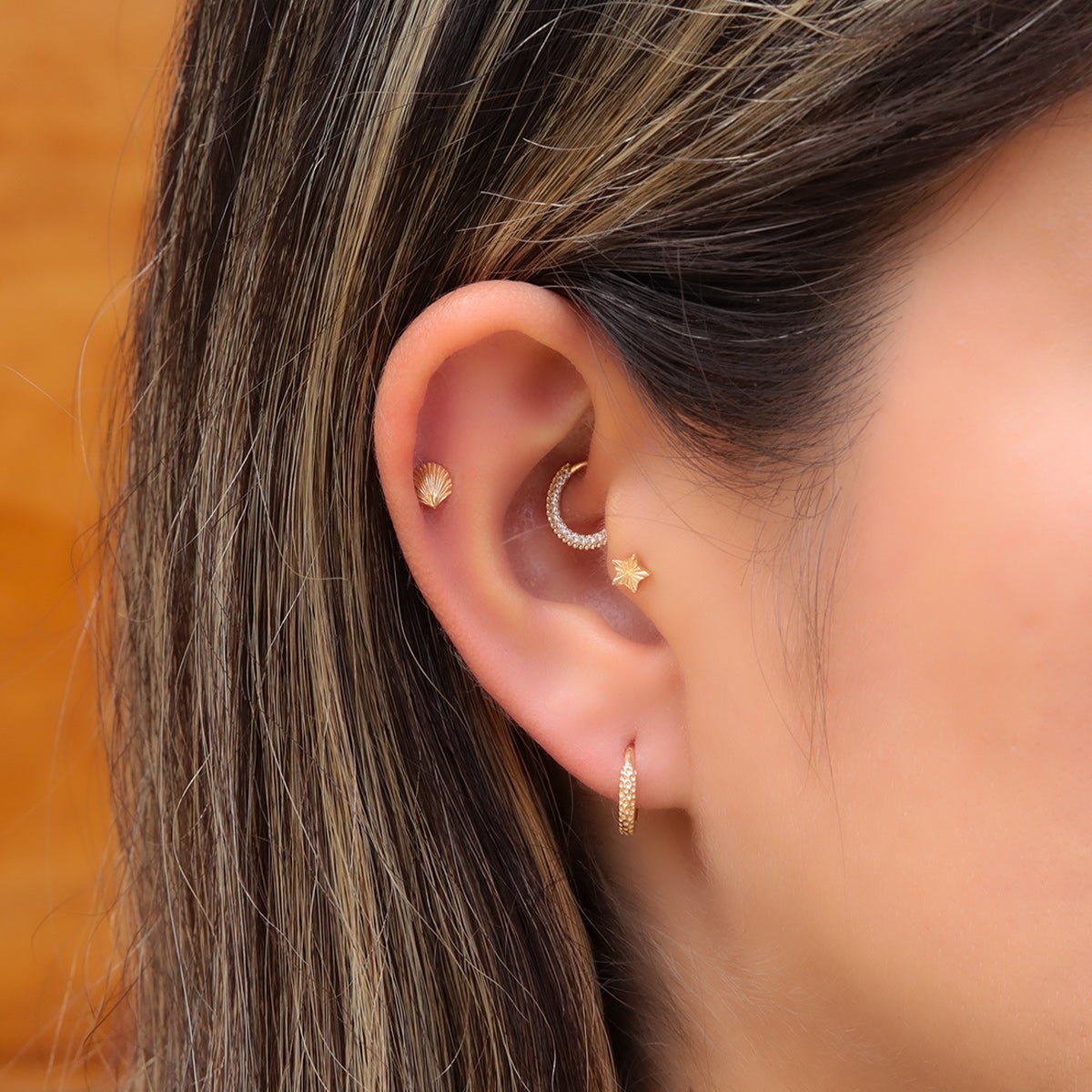 Joya para oreja en oro con forma de estrella - Helix Body Jewelry - Tienda Online de Piercings