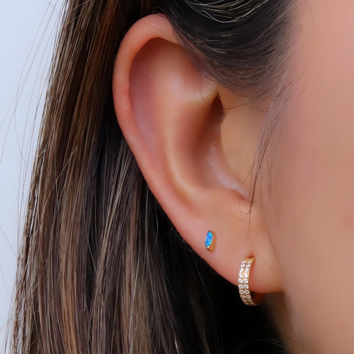 Set de Aretes: Elegancia Dorada con Toque Azul - Helix Body Jewelry - Tienda Online de Piercings