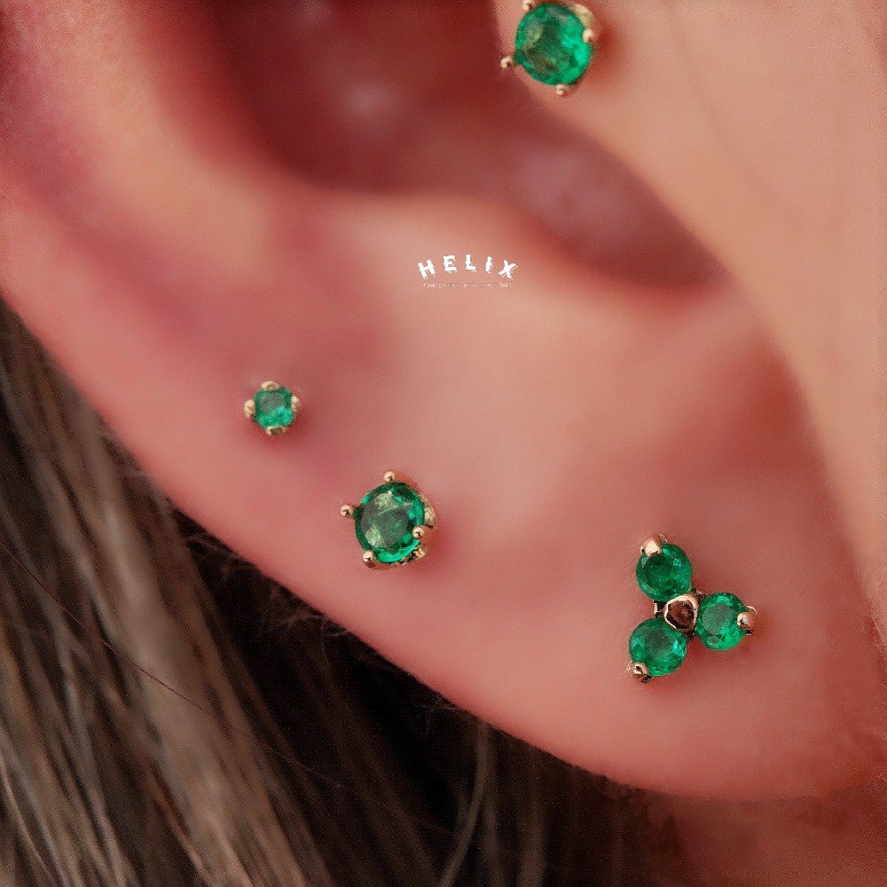 Pendiente con tres incrustaciones de esmeraldas colombianas. - Helix Body Jewelry - Tienda Online de Piercings