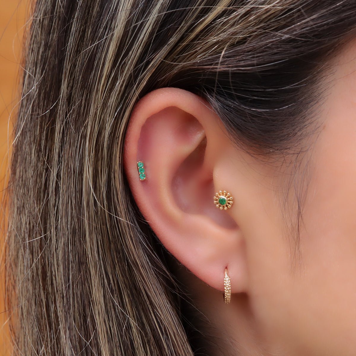 Joya con diseño de sol en oro y esmeralda colombiana - Helix Body Jewelry - Tienda Online de Piercings