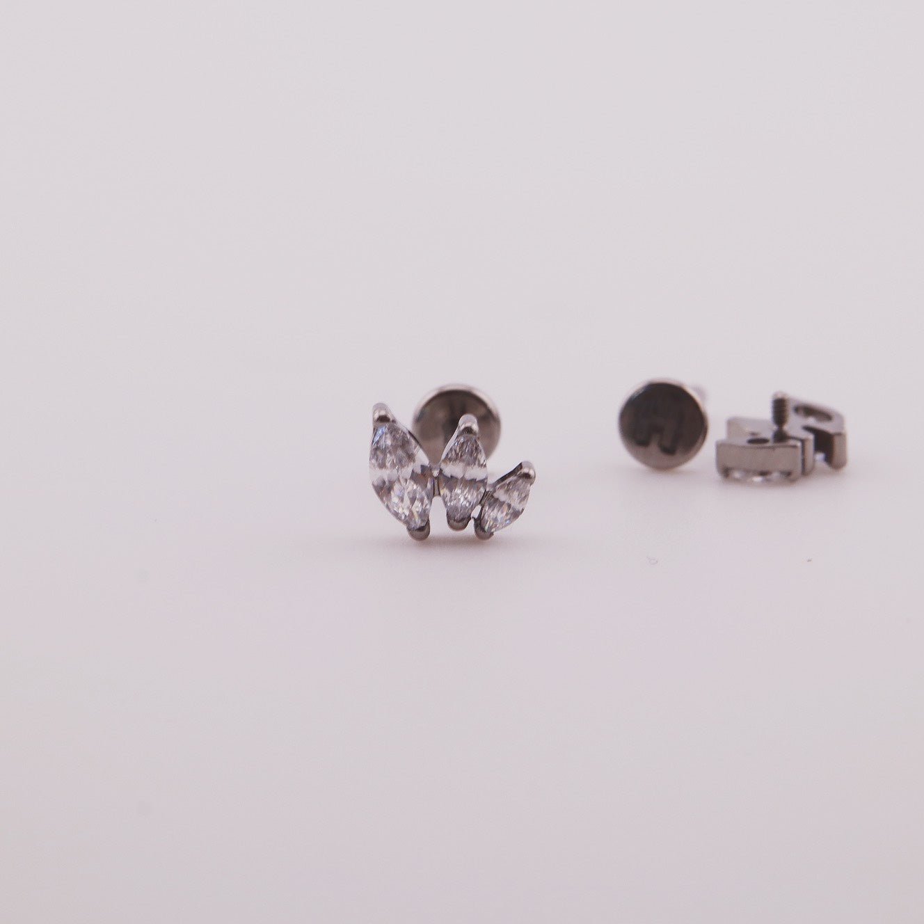 Labret con forma de corona - Mery - Helix Body Jewelry - Tienda Online de Piercings