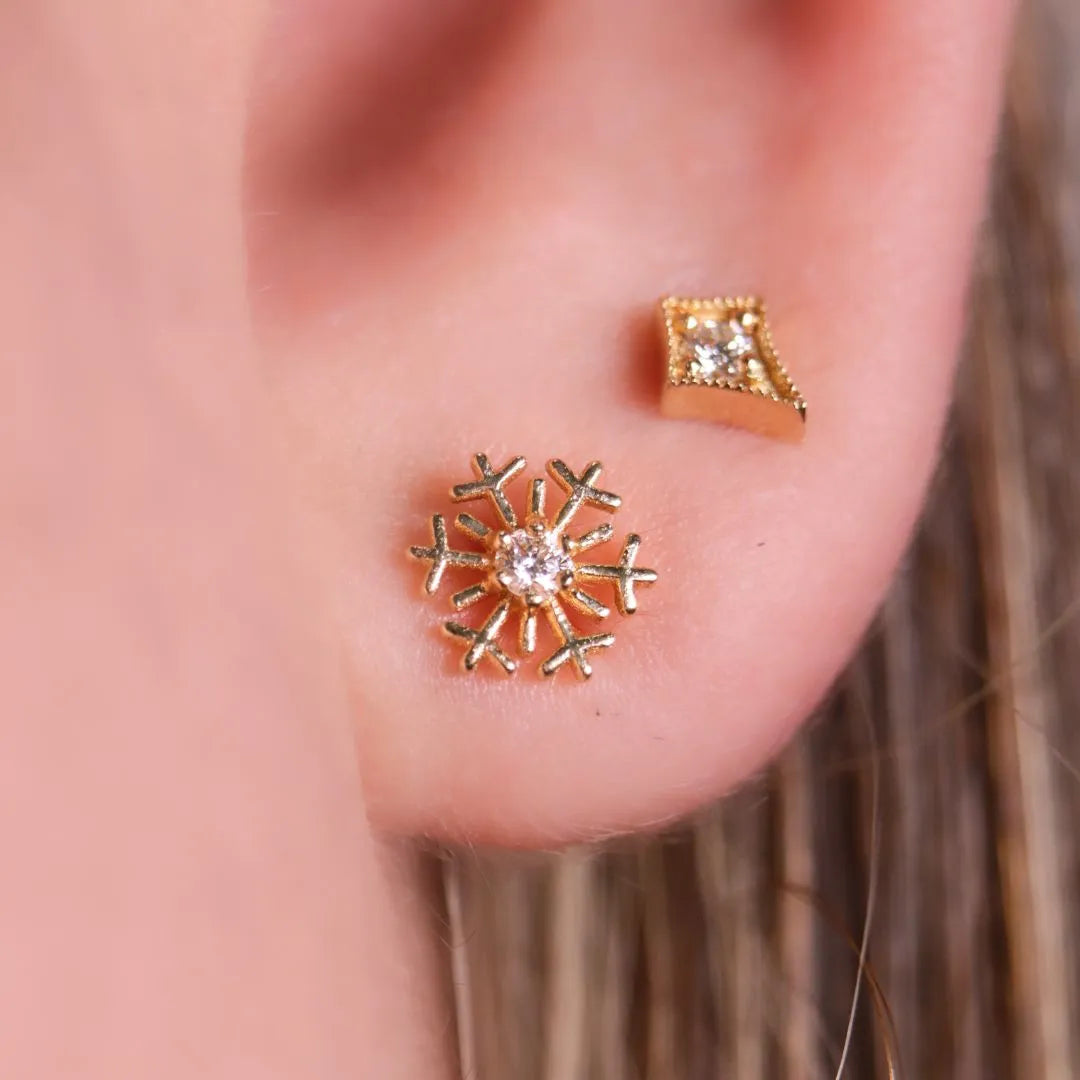 Labret Triángulo Oro 18K con Diamante