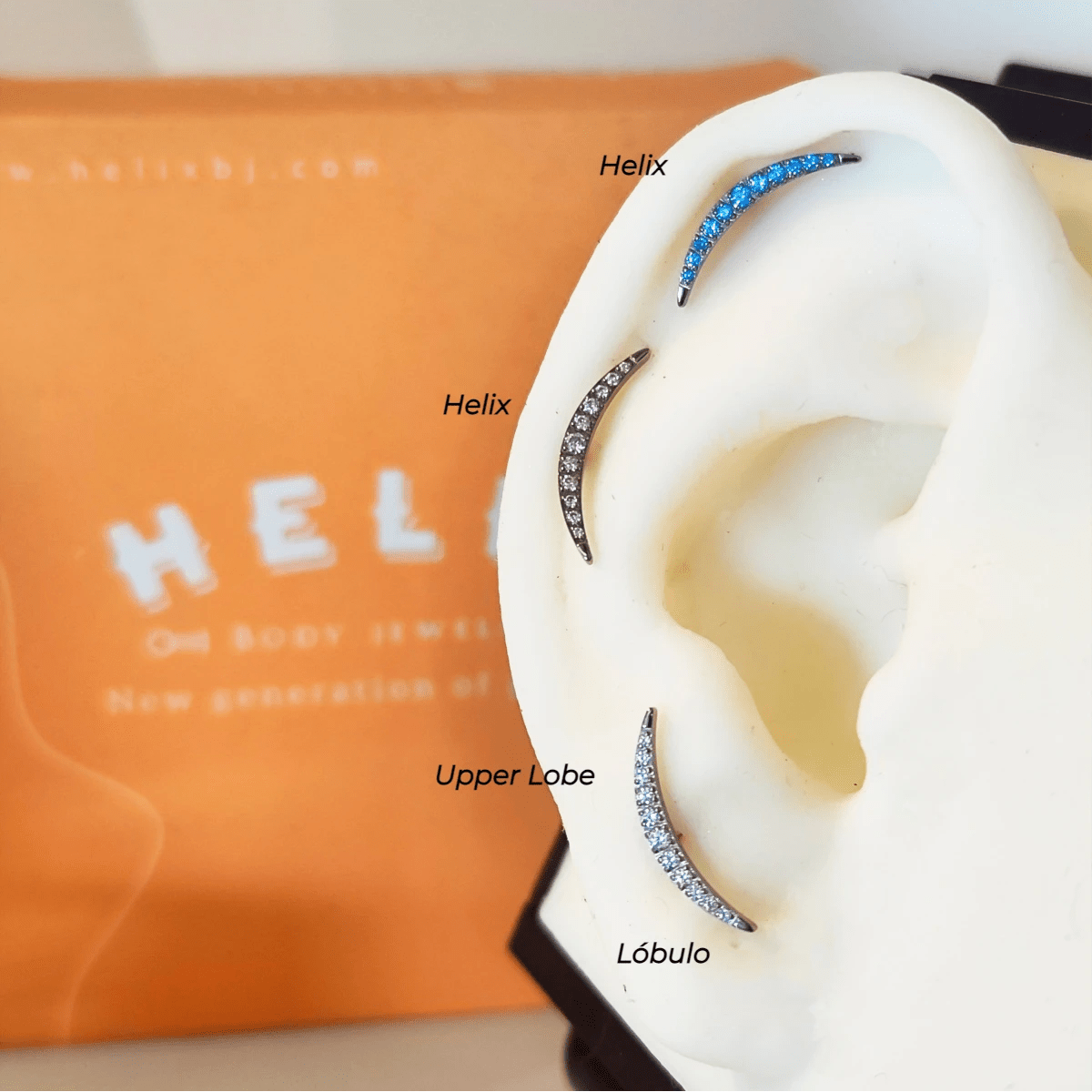 Labret en titanio en forma de media luna - Seti - Helix Body Jewelry - Tienda Online de Piercings