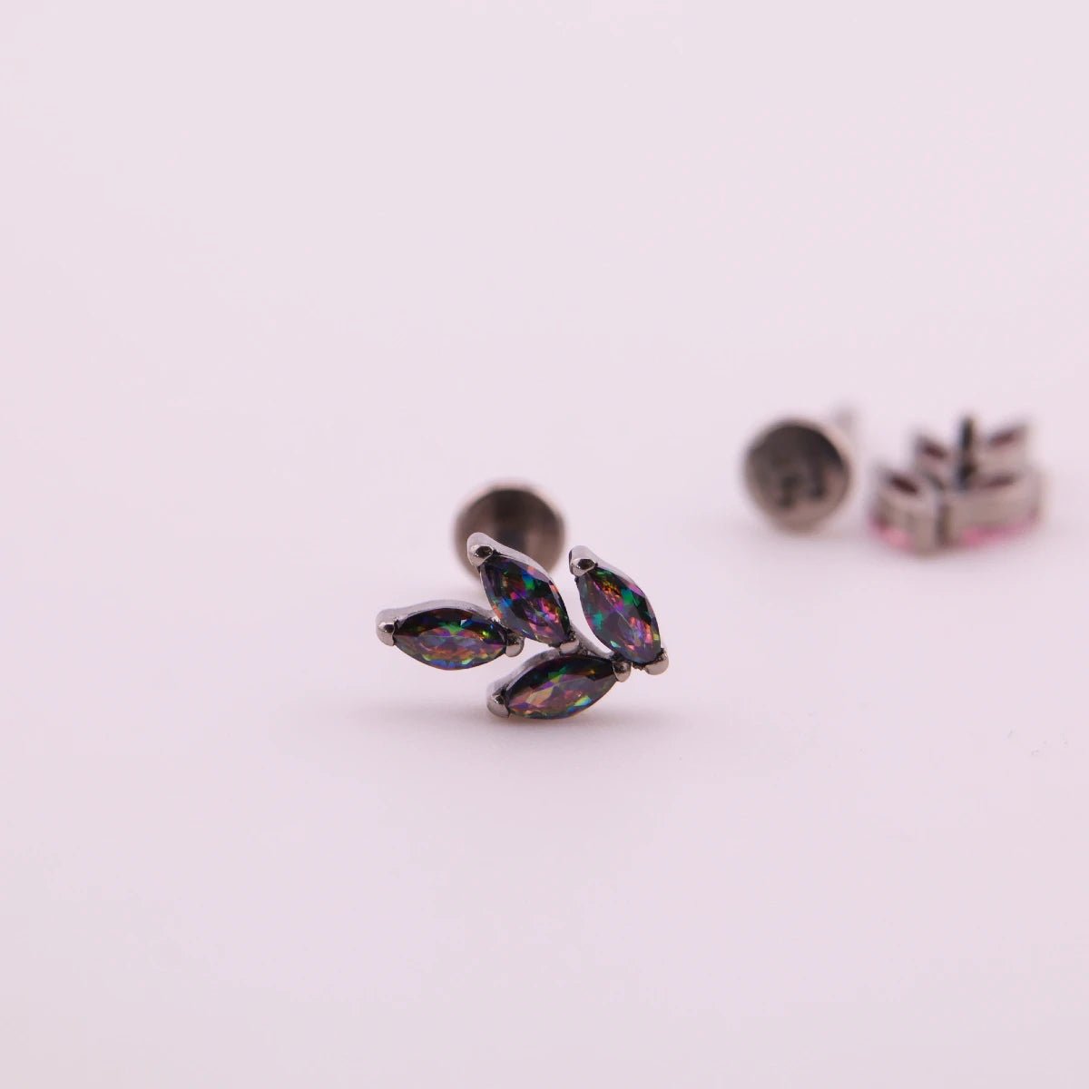 Labret en titanio en forma de rama con hojas - Jane - Helix Body Jewelry - Tienda Online de Piercings