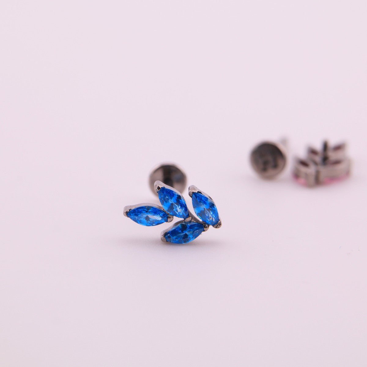 Labret en titanio en forma de rama con hojas - Jane - Helix Body Jewelry - Tienda Online de Piercings